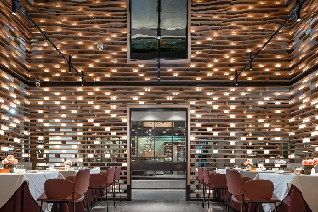 广西大鸭梨烤鸭店以全新的餐饮空间设计，冲破品牌桎梏，重塑品牌形象